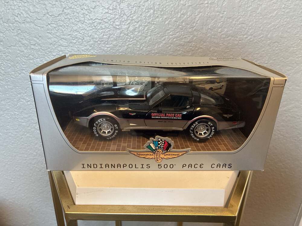 Johnny Lightning 1978 Chevrolet Corvette Indy 500 Official Pace Car 1:24 Scale D